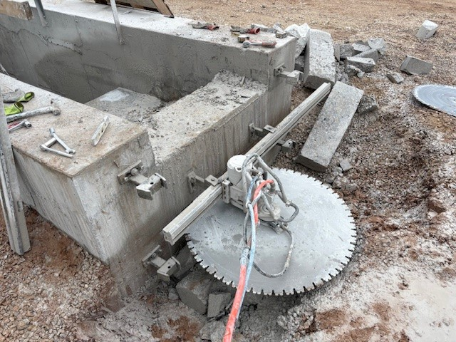 Diamond blade saw cutting